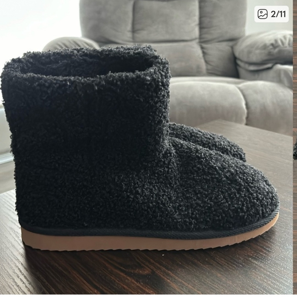 Old Navyy Sherpa booties Sz 8